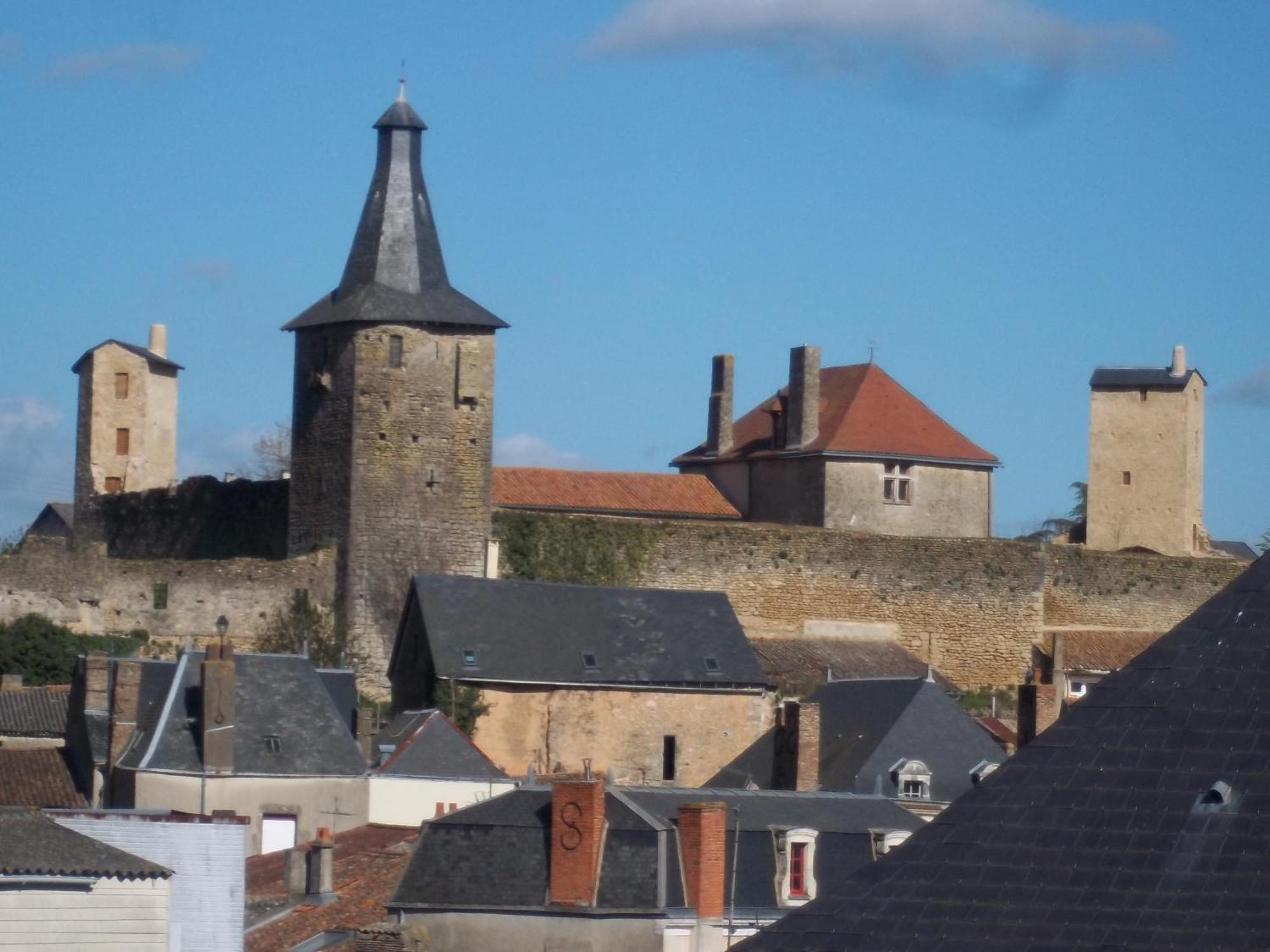 Le Vieux Chateau Airvault Exterior photo