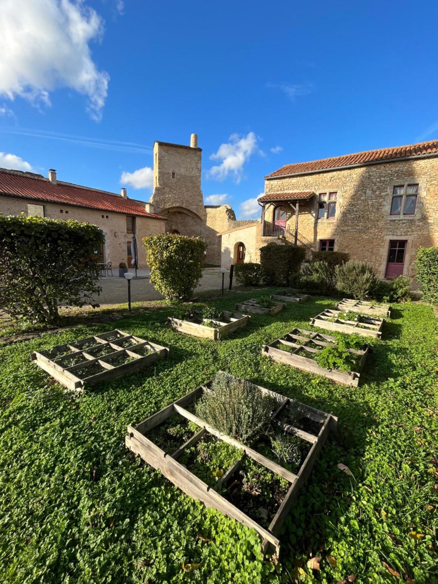 Le Vieux Chateau Airvault Exterior photo