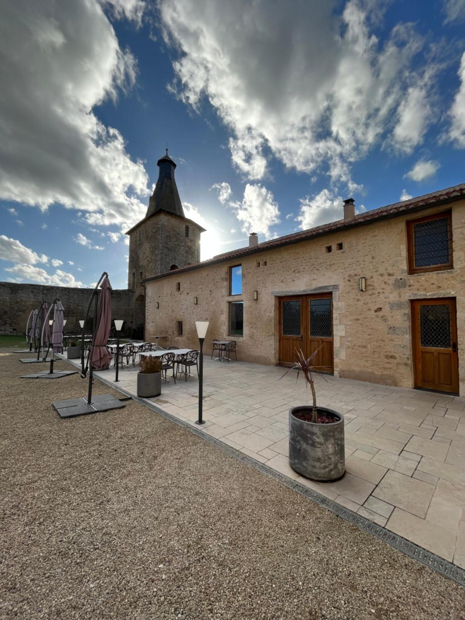 Le Vieux Chateau Airvault Exterior photo