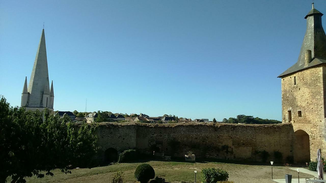 Le Vieux Chateau Airvault Exterior photo